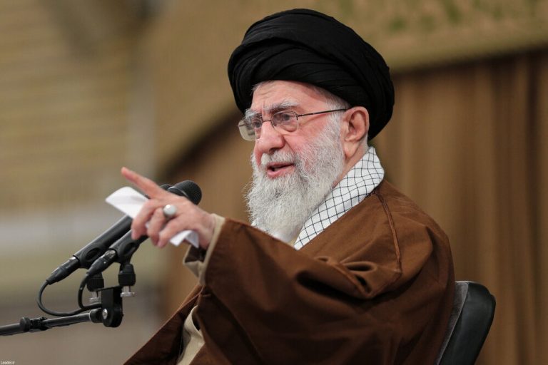 دوستان و هم دشمنان بدانند ملت ایران در هیچ میدانی به صورت طرف ضعیف حاضر نخواهد شد