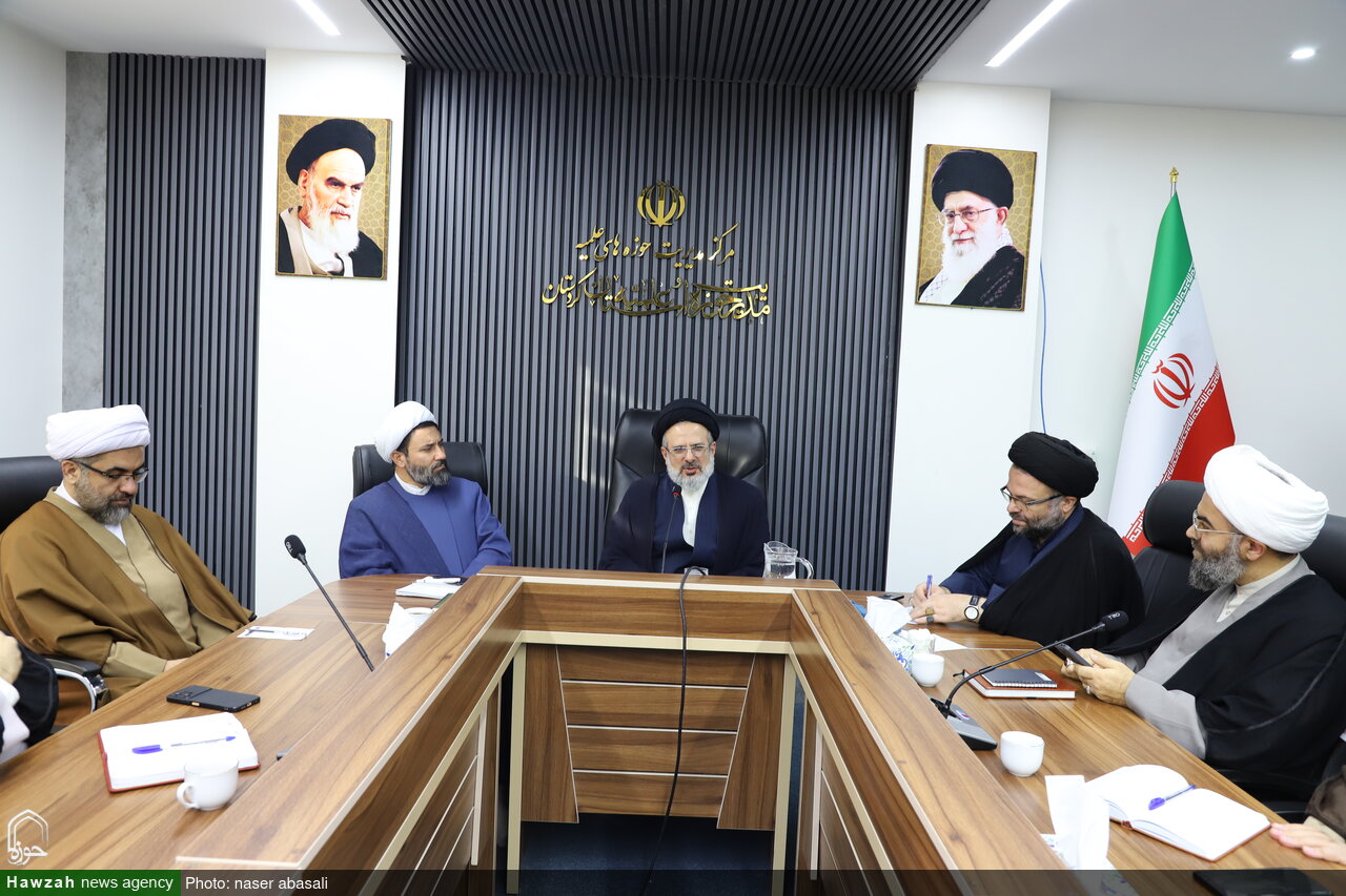 گزارش تصویری | نشست مشترک معاون بین‌الملل حوزه‌های علمیه و علمای کردستان درباره فرصت‌های منطقه‌ای استان