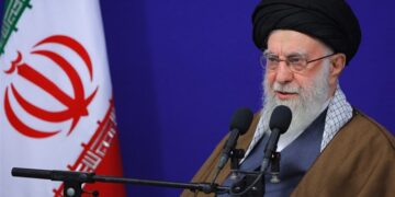 قائد الثورة: إيران لن تتحمل عملاء الغرب.. أيدي الرئيس الأمريكي ملطخة بدماء الإيرانيين