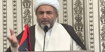 رهبر انقلاب با شجاعت در برابر قدرت‌های استکباری ایستاده‌اند