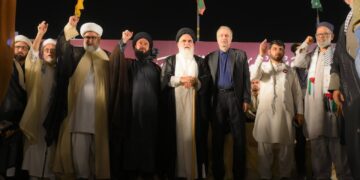 حثّ قادة سياسيون ودينيون باكستانيون على وحدة المسلمين في مراسم تأبين آية الله خامنئي