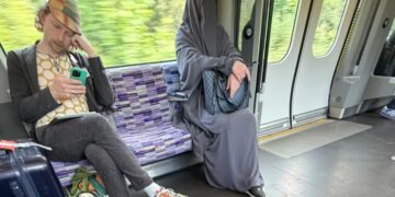 صورة لمنتقبة في حافلة لندن تشعل عاصفة إسلاموفوبيا على إكس