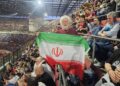 حضور میک والاس در سن‌سیرو با پرچم جمهوری اسلامی ایران