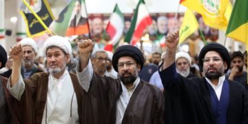 تجمّع حاشد لطلاب الحوزة العلمية في قم وأهاليها تضامناً مع الشيعة المظلومين في دول المنطقة 