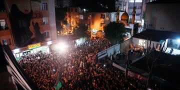 برافراشتن پرچم سیاه حسینی بر فراز مسجد زینبیه استانبول