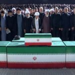 حشود مليونية في طهران تؤدي الصلاة على جثمان القائد الشهيد