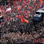 تقرير مصور | ملايين الإيرانيين يشيعون جثمان الإمام الخامنئي وأفراد عائلته في طهران