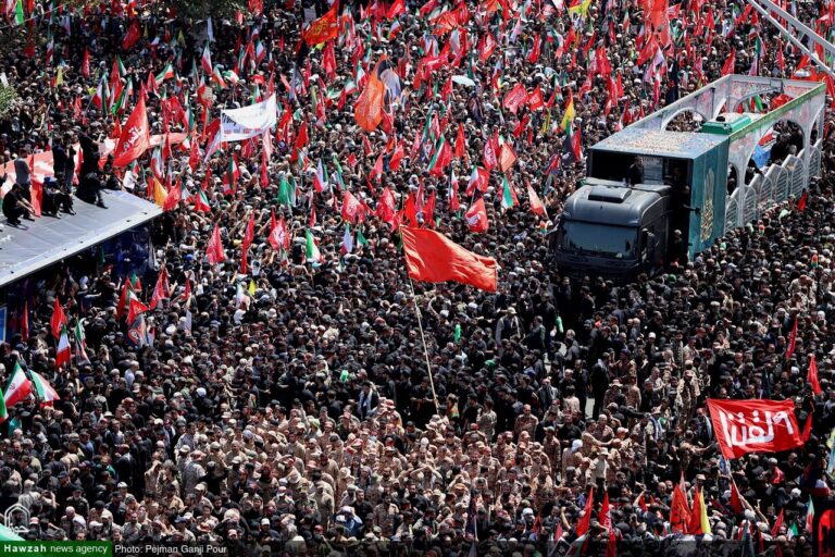 تقرير مصور | ملايين الإيرانيين يشيعون جثمان الإمام الخامنئي وأفراد عائلته في طهران