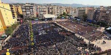گردهمایی ۱۷ هزار نفری کشافه المهدی(عج) همراه با رژه دانش‌آموزان لبنانی با کوله شهدای میناب